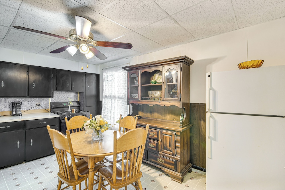 Bethlehem Home w/ Patio & Amazing Sunset Views!