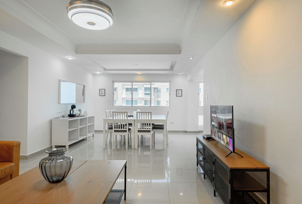Oceanfront Condo in Ave. España Sleeps 8
