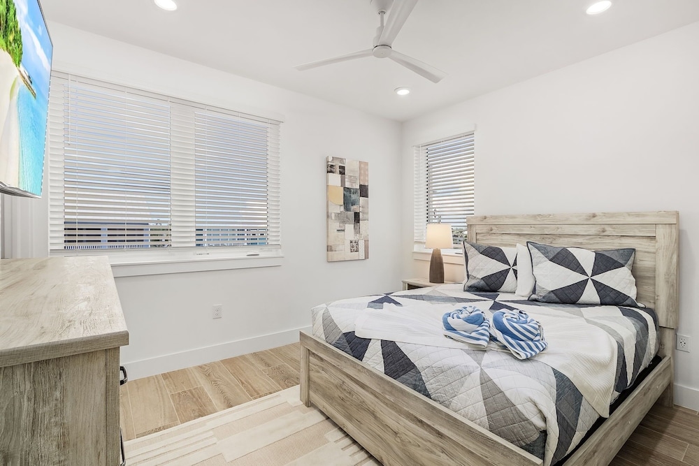 5350 Chasing Sunshine: 5bd/4.5ba Pool Home! 5 Bedroom Home