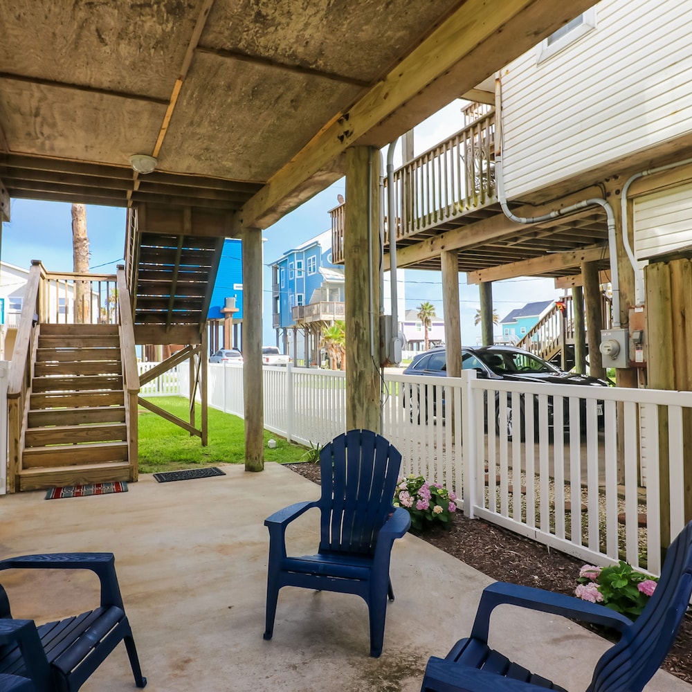 2nd Row Beach Home Ocean Views Old School Vibes - 1 min Walk to Sunny Beach view 5