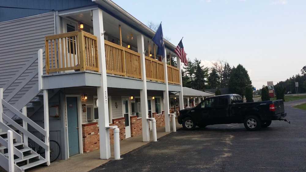 River Country Motor Lodge