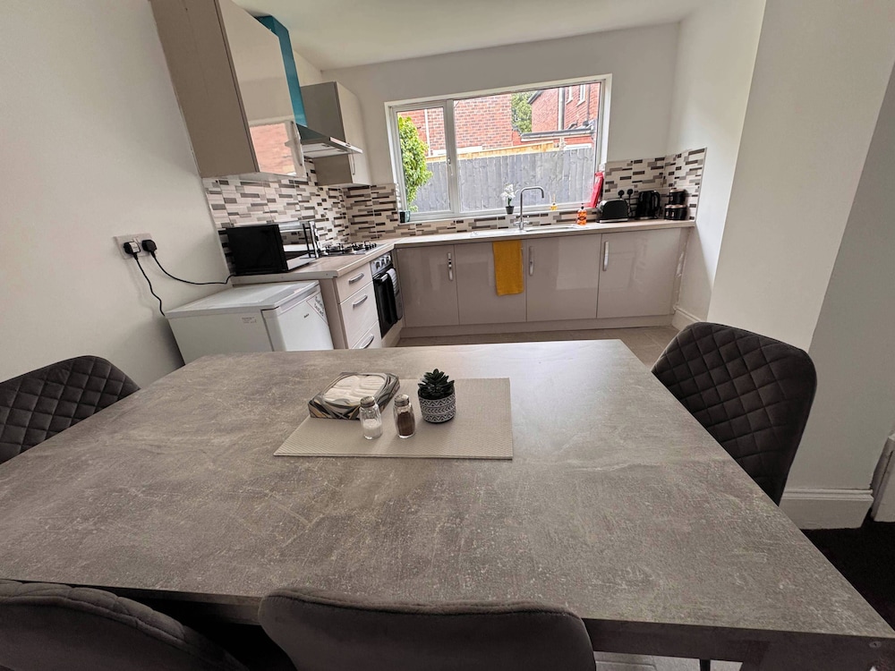 City Centre-4 Br-sleeps 7-garden-free Parking