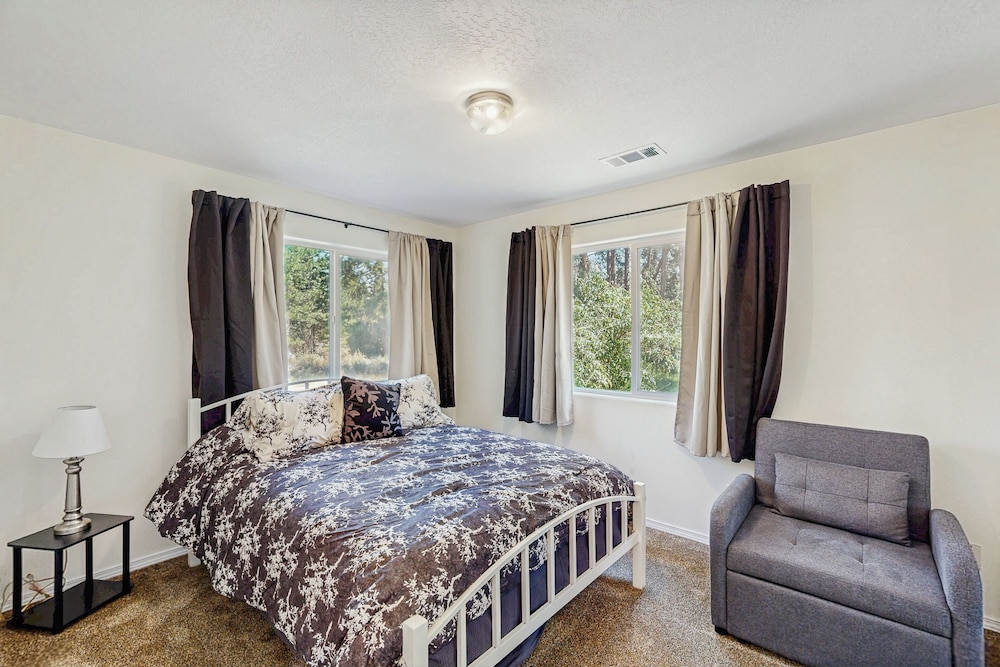 3BR House w/ Lake Views, Full Kitchen, A/C & Wifi