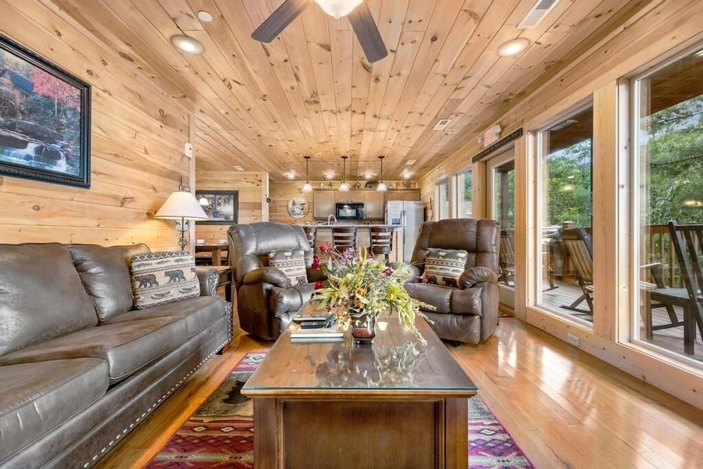 A Perfect Getaway - 4 Bedrooms, 4 Baths, Sleeps 15 Cabin by RedAwning