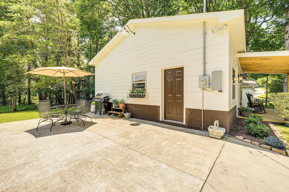 1/2 Mi to Lake Nottely: Blairsville Home w/ Patio!
