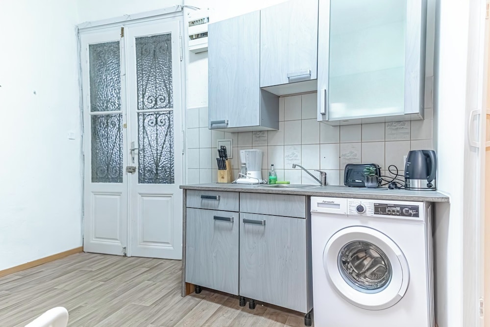 3 Apartments For 16 Near Lugner