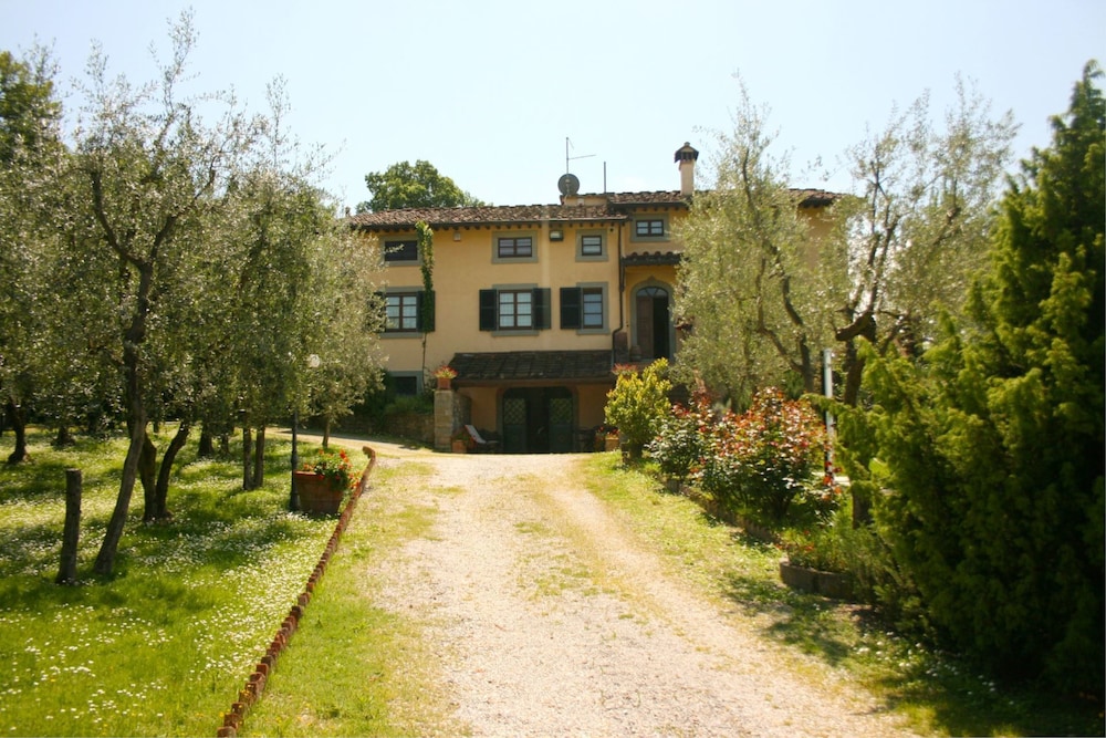 Private Villa with AC, private pool, WIFI, TV, terrace, pets allowed, parking, close to Arezzo