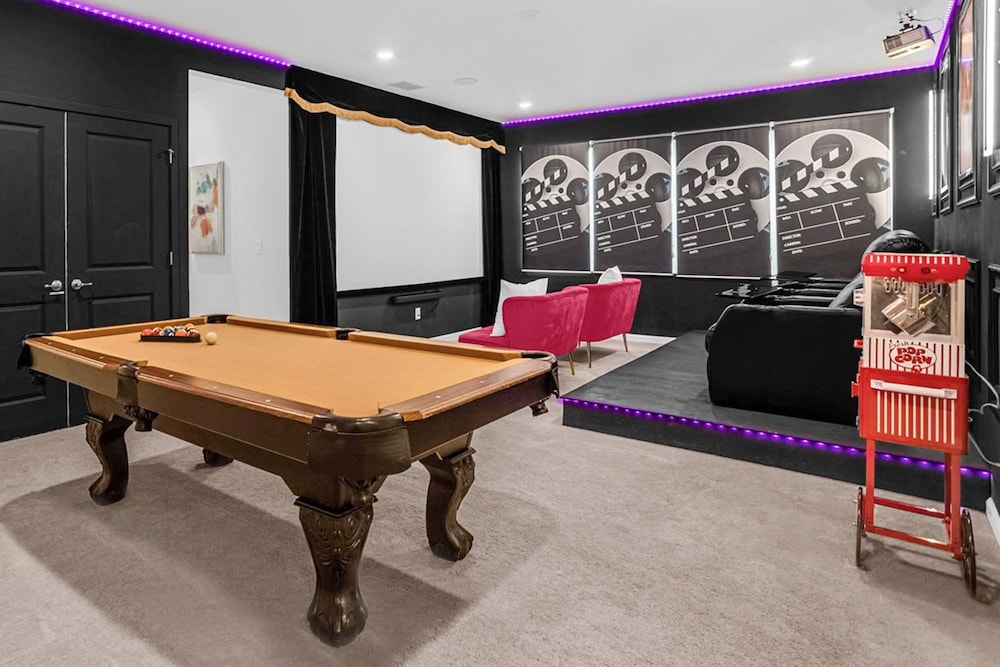Upstay Mansion w Cinema Games Pool- Sleeps 26
