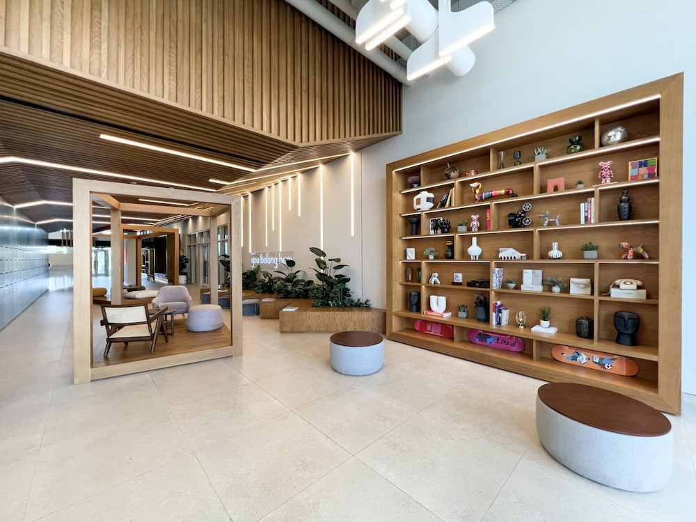 Modern Boho 1BR Sleeps4 Balcony Pool Gym Dxbhills