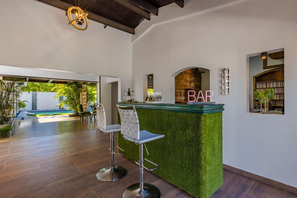 Private Retreat w 5 BR Spa Pool Jacuzzi