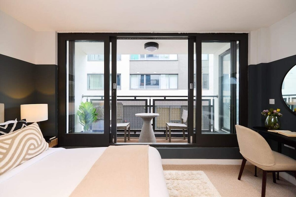 The Kensal Green Wonder - Bright 2bdr Flat With Balcony