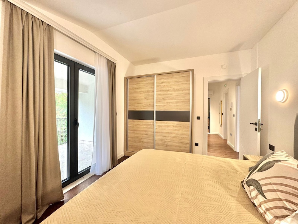 Sunny Bay Apartments