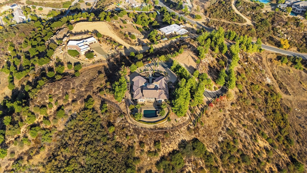 Hilltop Estate w/ Pool, Hot Tub, Fire Pit, Views Cleveland Vista by Avantstay