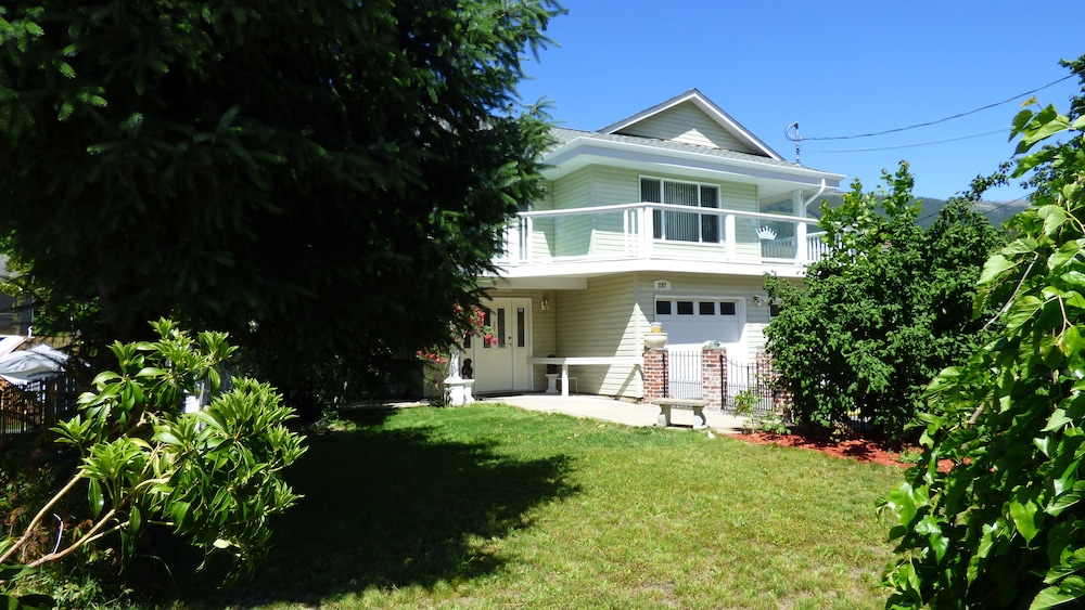 Crown House Bed & Breakfast