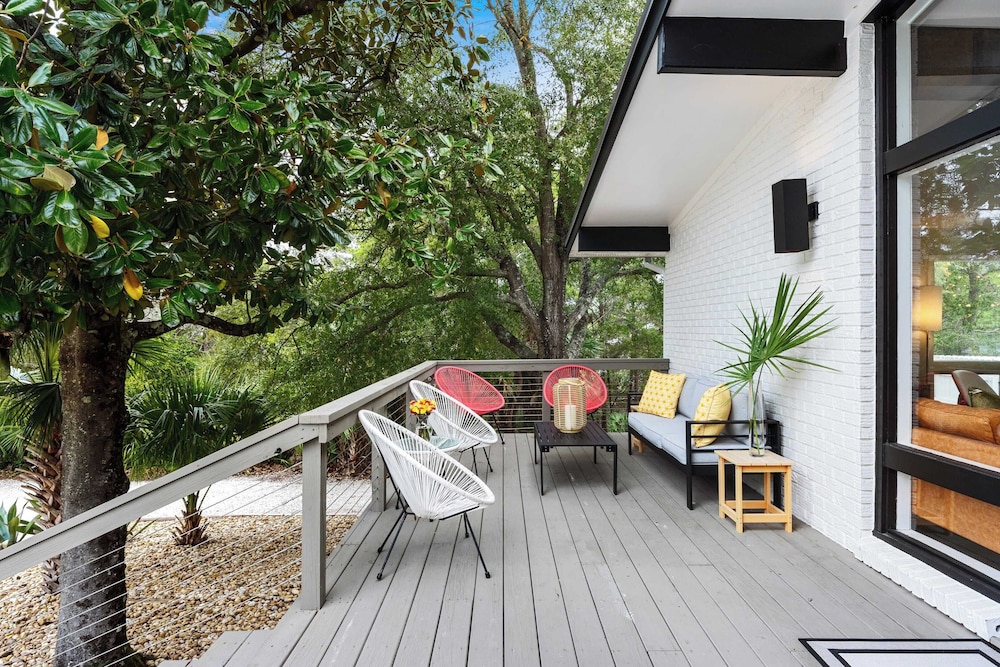 30A Florida Flashback by Avantstay Private Pool, Golf Cart, 3 Mins to Beach!