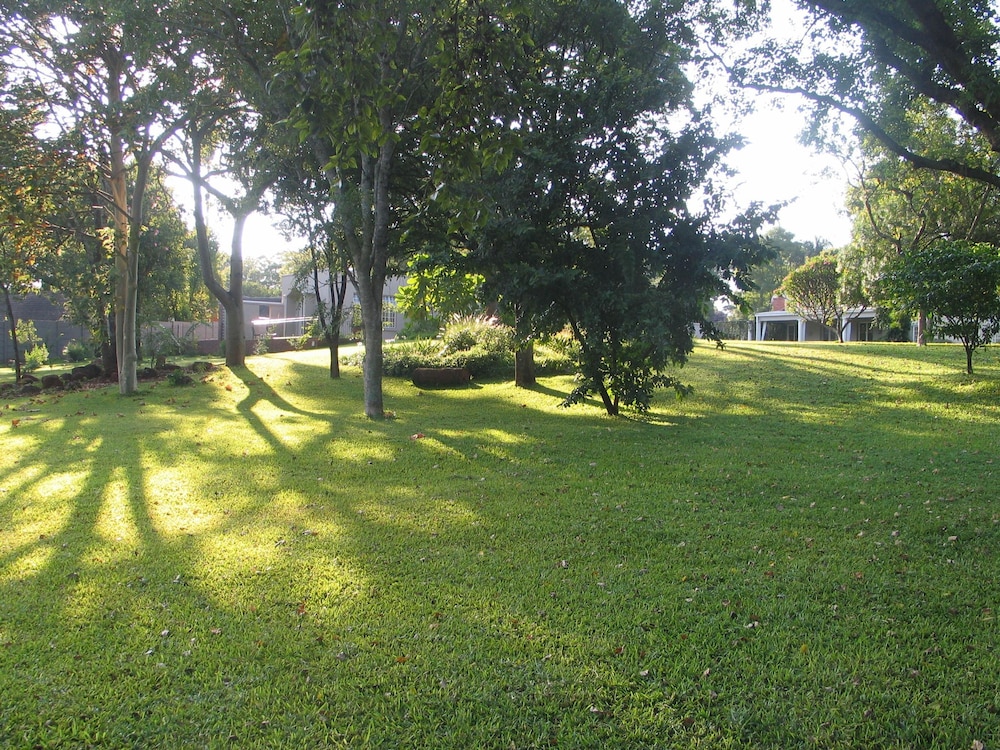 Modern Studio set an Expansive Garden - 2253