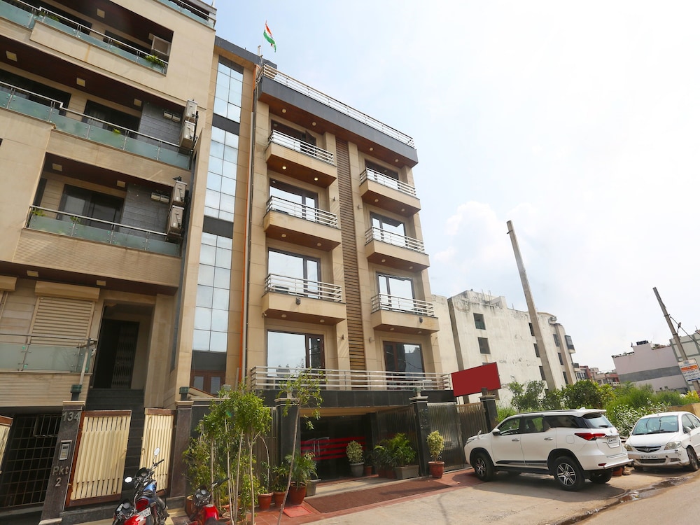 OYO TOWNHOUSE 460 H C Grand
