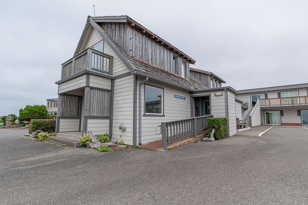 Sunset Oceanfront Lodging