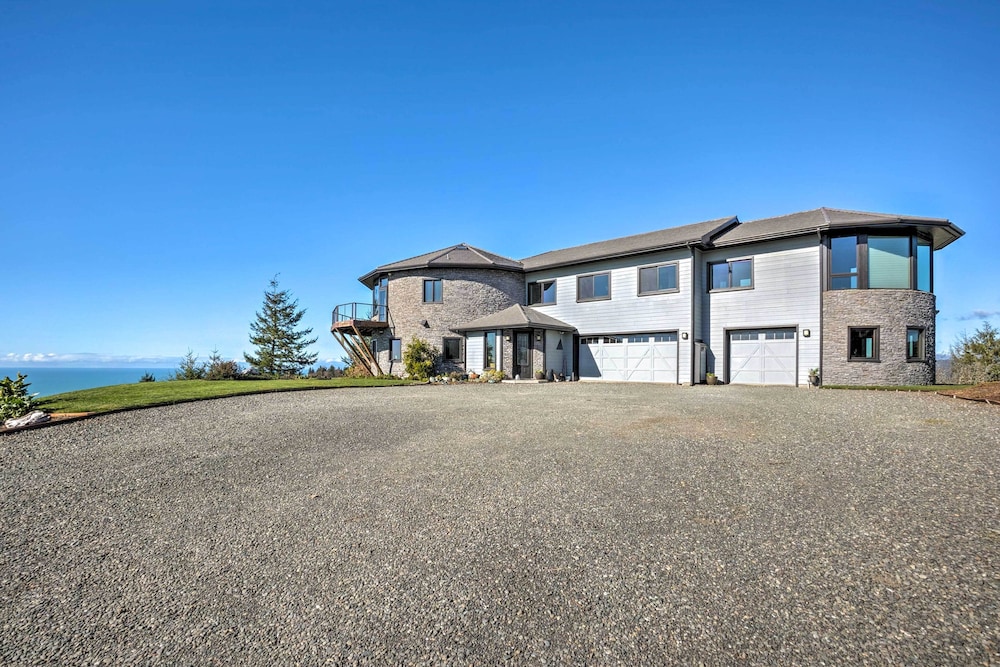 Hotel Stunning 360 Ocean Views, Near Redwoods NP! - Image 1