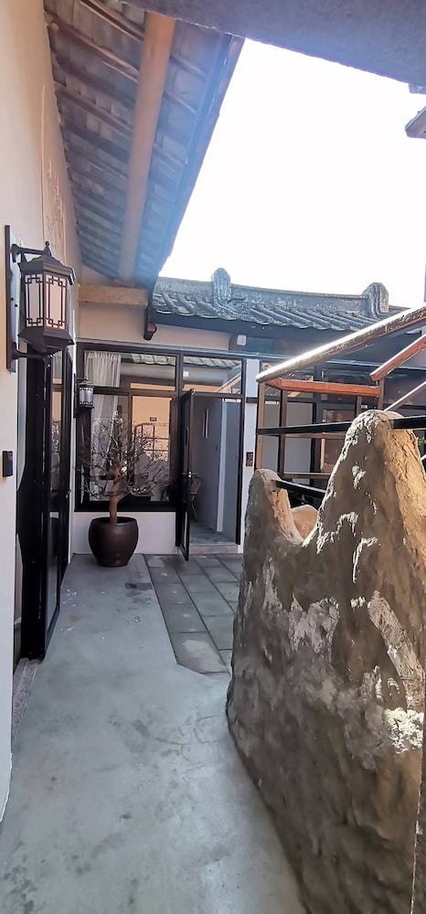 Serenity Courtyard Hotel
