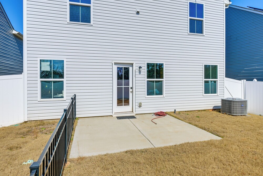< 6 Mi to Uptown Charlotte: Bright Home w/ Yard