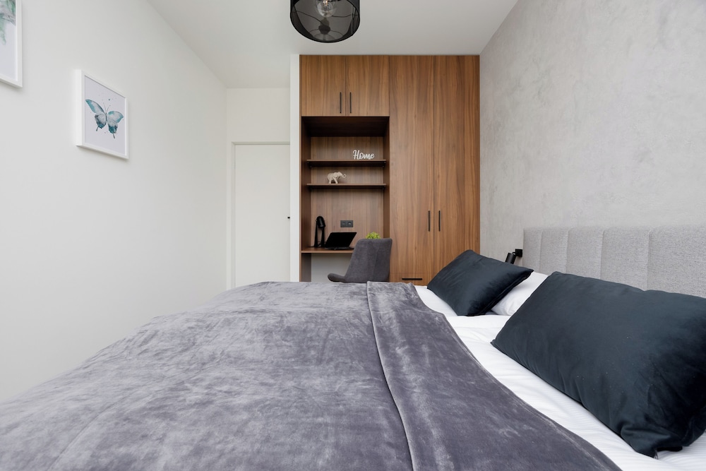 Apartment With Parking by Renters view 3