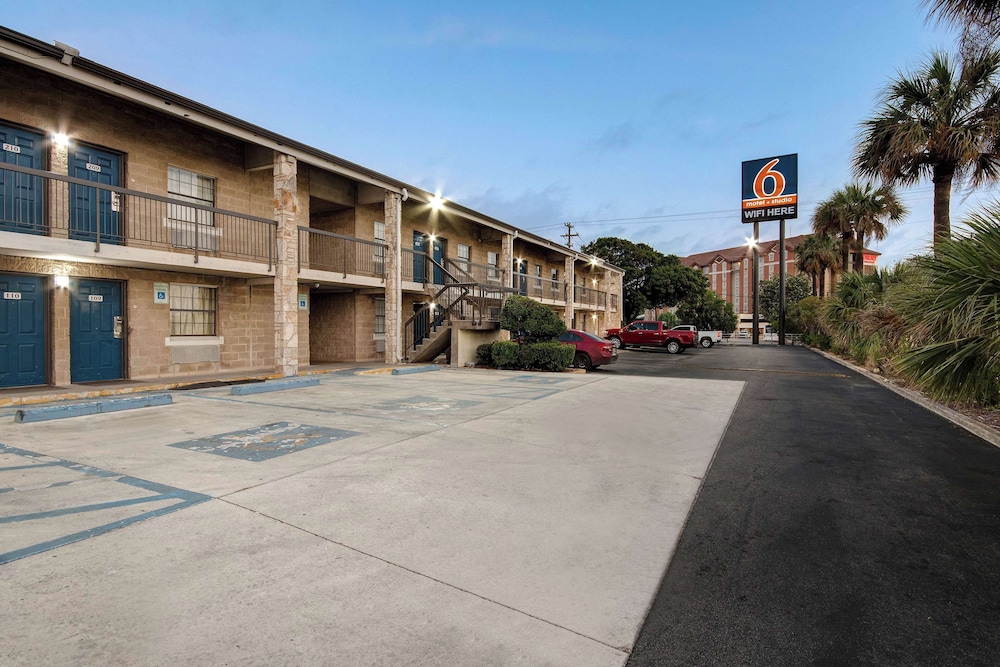 Motel 6 San Antonio, TX - Northwest Medical Center