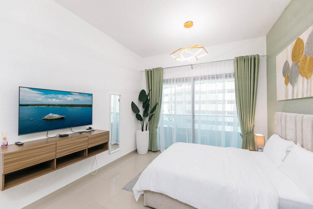 Urban Caves - Bright Studio in Dubai Marina With City Views