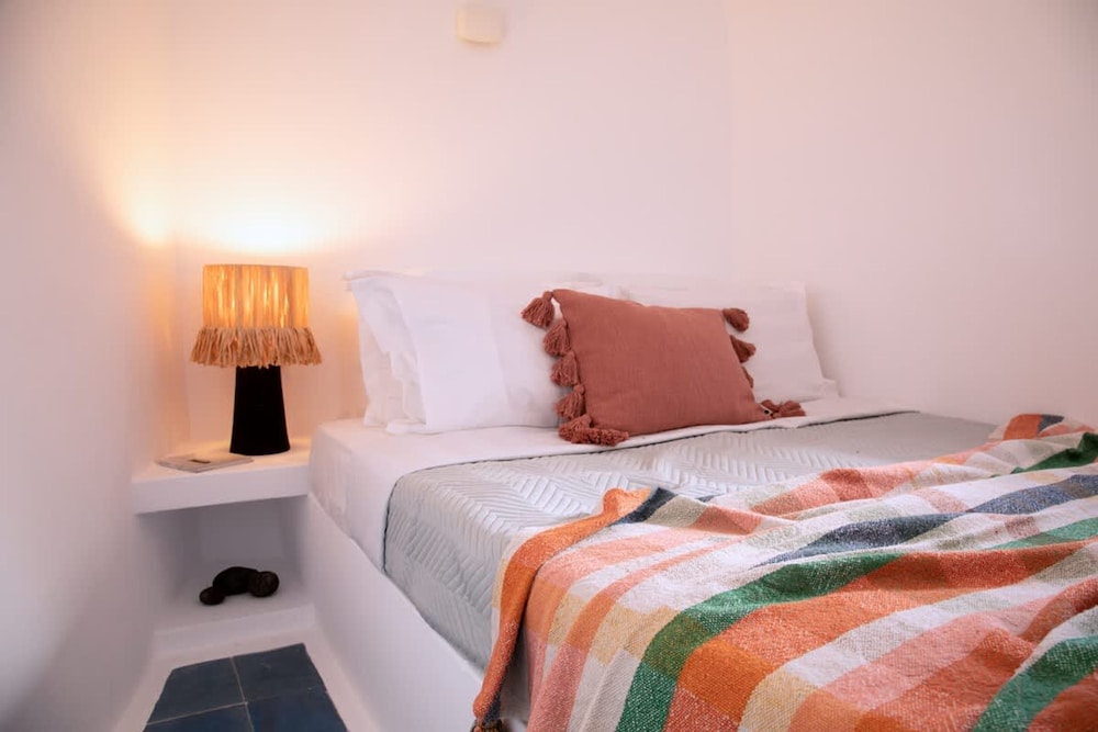 Amphora Charm Suite - Akrotiri Escape