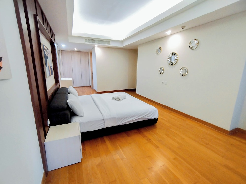 2Br Luxurious And Spacious Apartment At One East Penthouse Residence