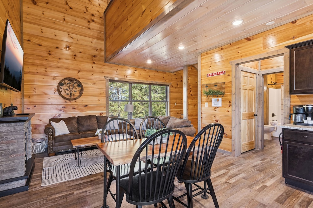 Smoky Blue Haven 3 Bedroom Cabin
