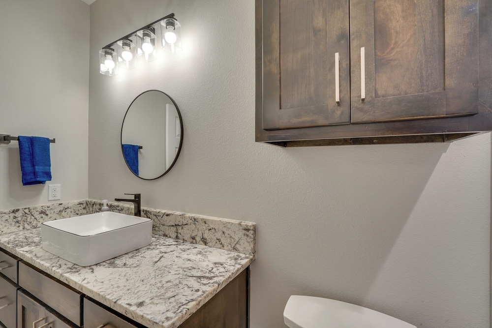 Brand-new Home 2 Mi to Shannon Med Center!