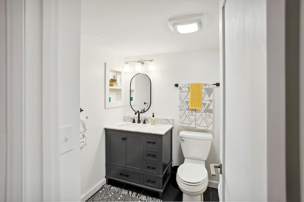 Charming & Bright Crystal Home Rental: Fire Table!, photo 15