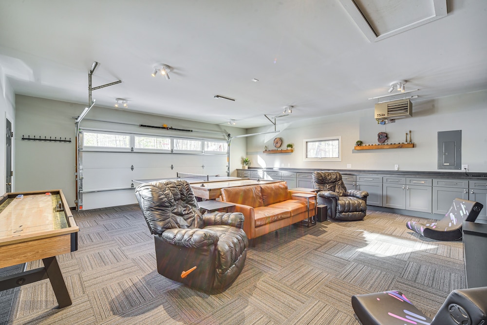 Boat Dock, Full Gym: Waterfront Nelson Lake Gem!