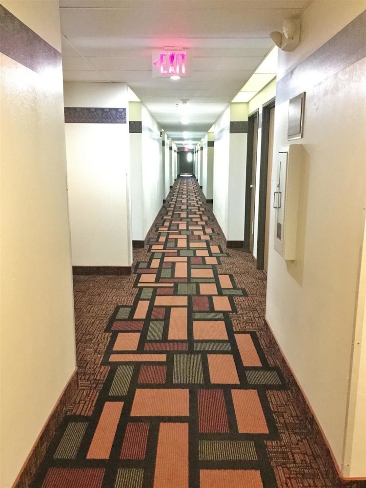 Capital O Amerihost Inn and Suites Fulton Hwy 54 MO