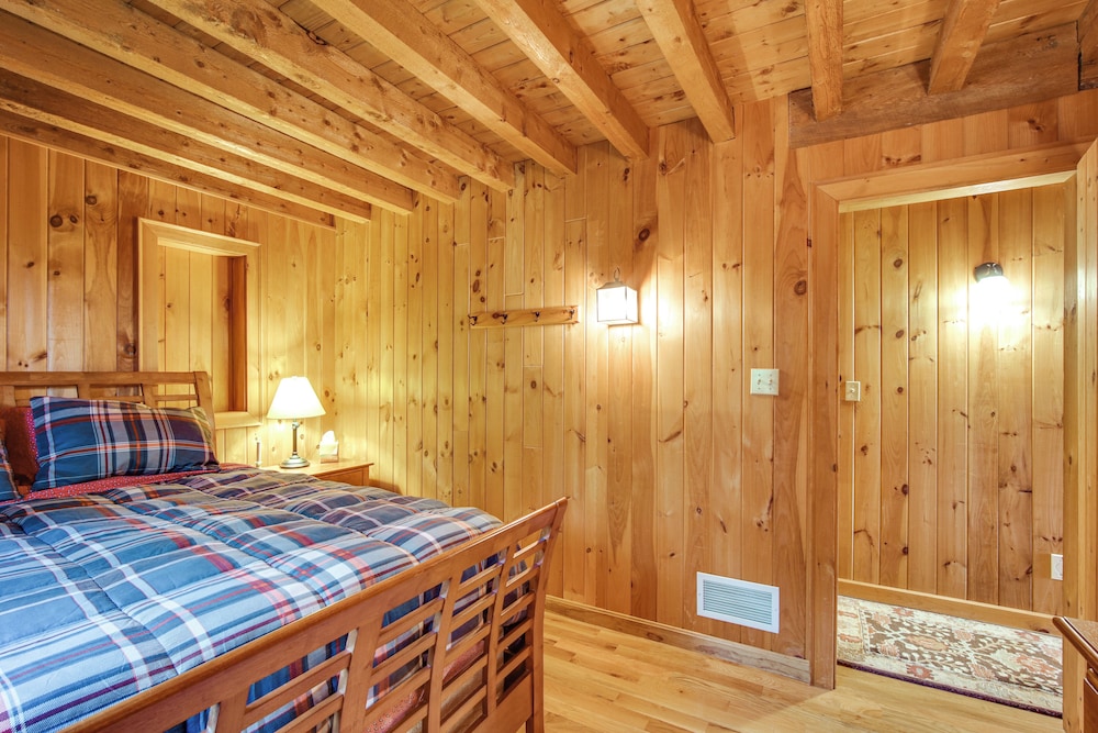8 Mi to Okemo Mountain Resort: Mtn-view Retreat!