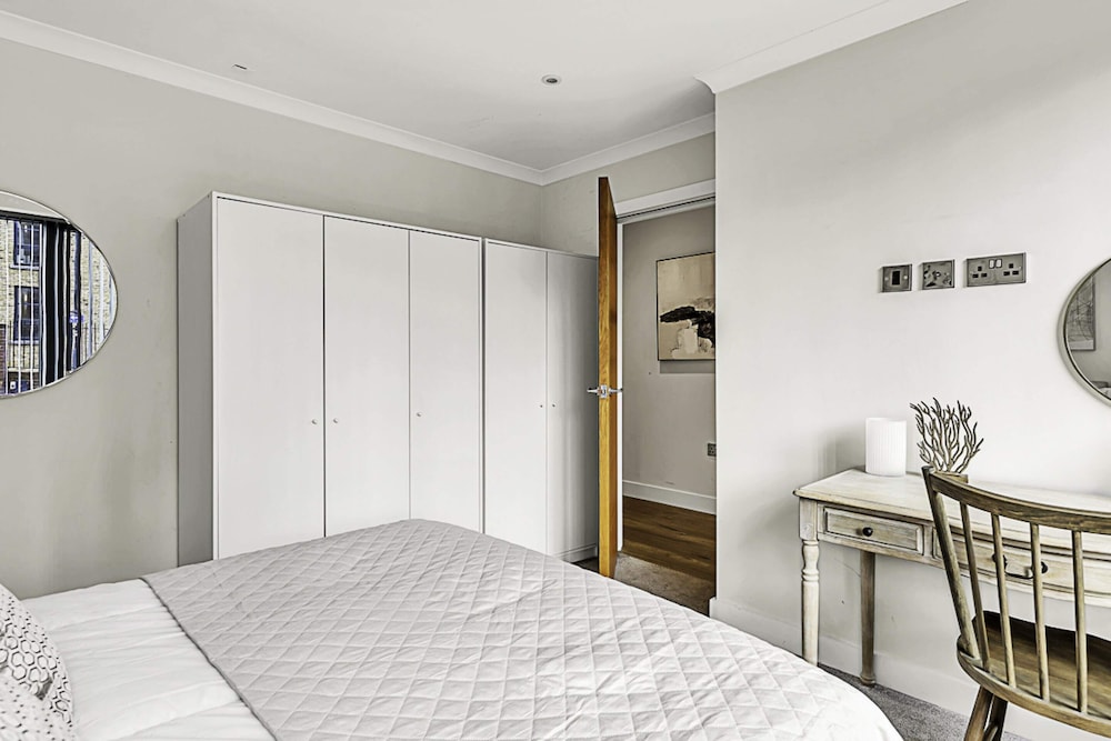 Chic and Contemporary Retreat in Brentford view 2