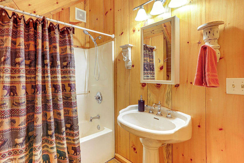 Cozy Cohutta Cabin: Creekside Cabin in Ellijay!