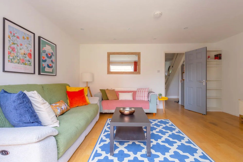 Bright 3 Bedroom House With Terrace, 16 Mins to Big Ben