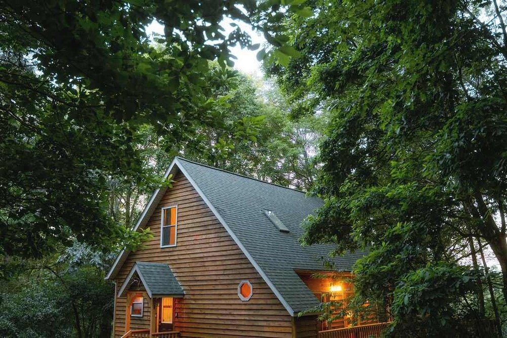 Cheerful Two Bdrm Cabin With Hot Tub & Pet Friendly