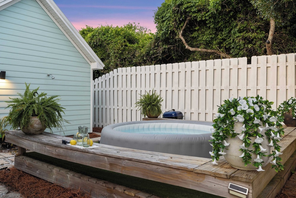 Newly Renovated! 2-min Walk to the Beach The Coastal Cottage by Avantstay
