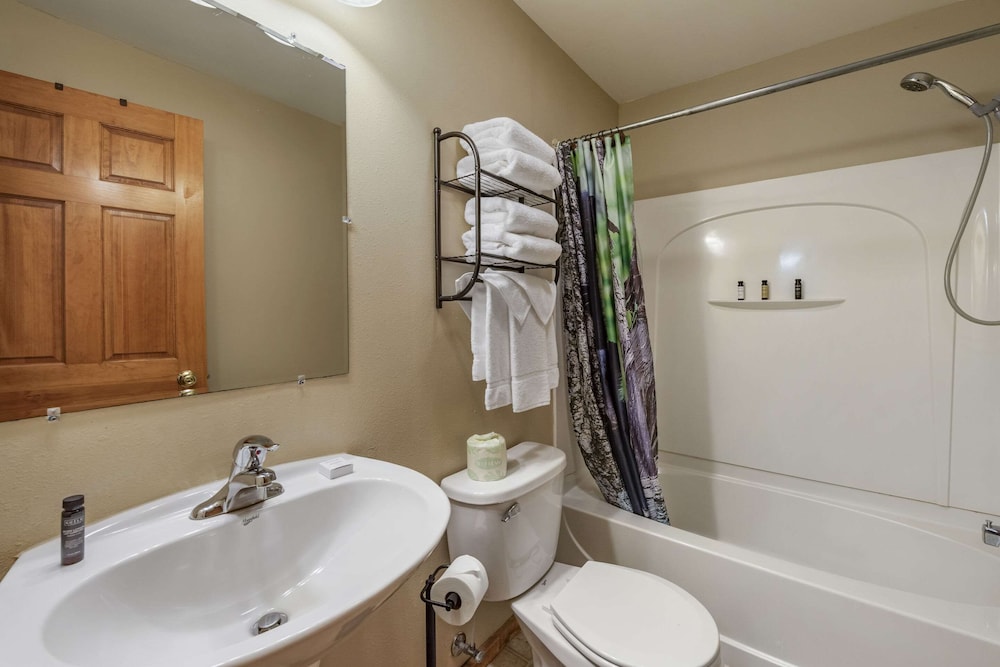 Three Bears Waterpark Resort Near Tomah, Ascend Collection Hotel