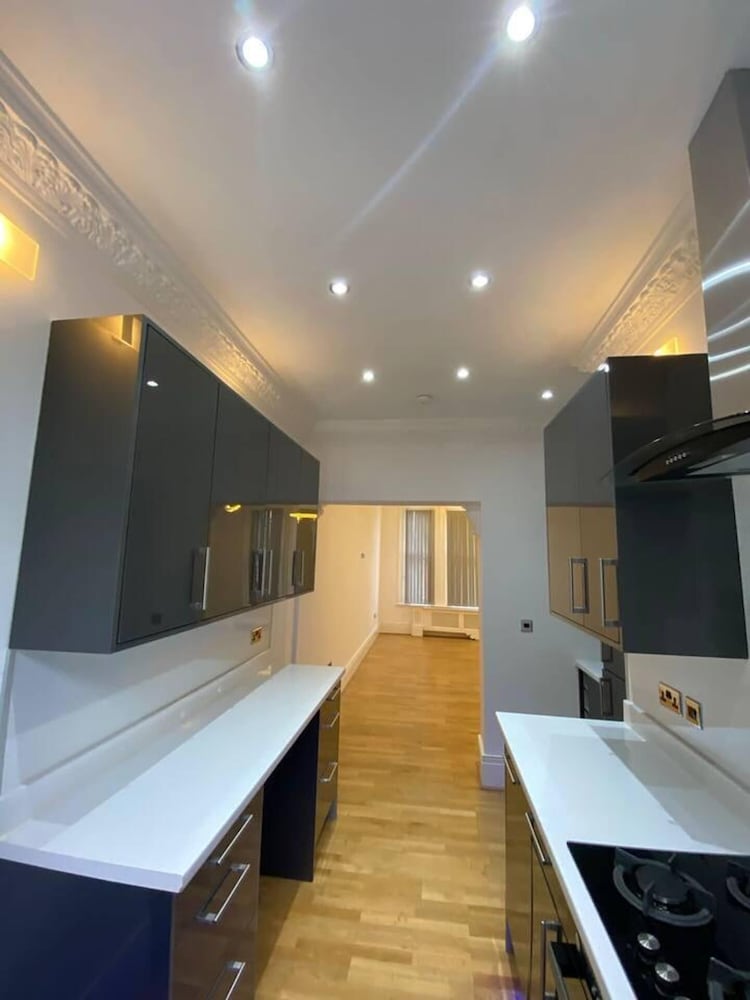 Immaculate 1-bed Lux Apartment in Wolverhampton view 4
