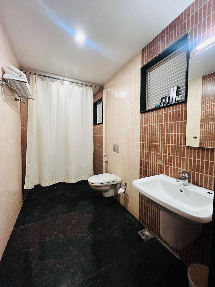 PLA RATHNA RESIDENCY