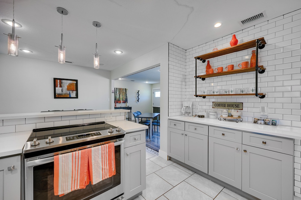 San Antonio Home, 2 Mi to Airport - Pets Welcome!