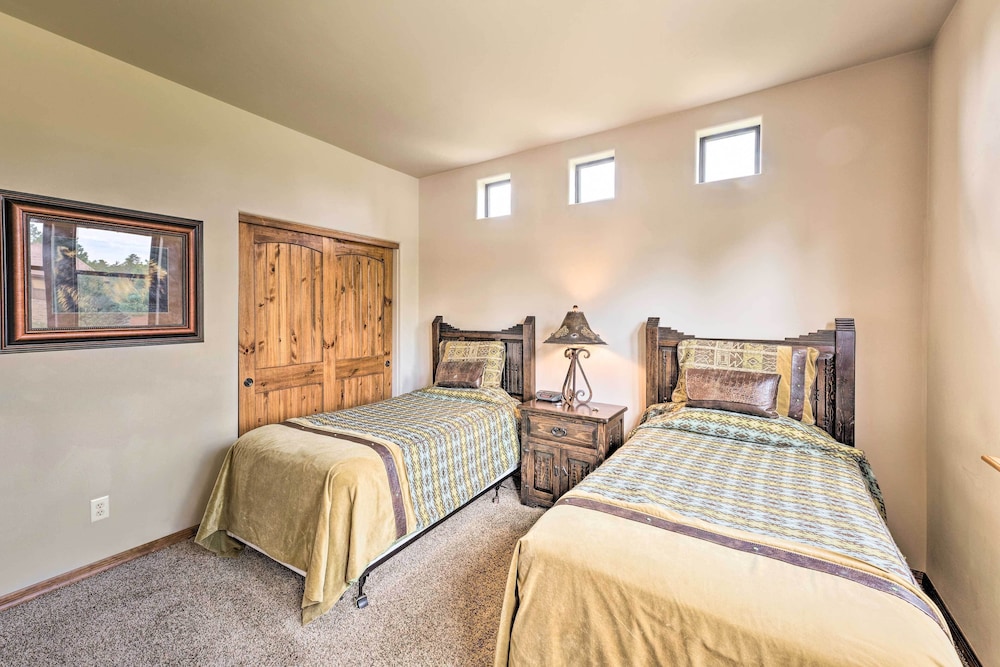 Unwind Fireside: Dog-friendly Show Low Townhome! view 2