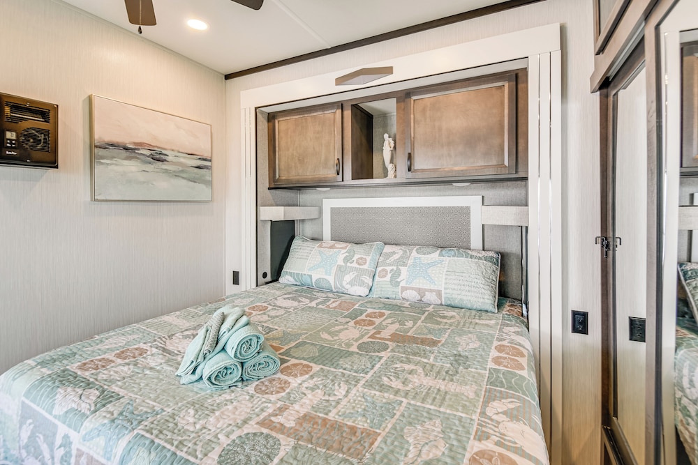 Pools, Boat Ramp & More: Cottage in Virginia Beach
