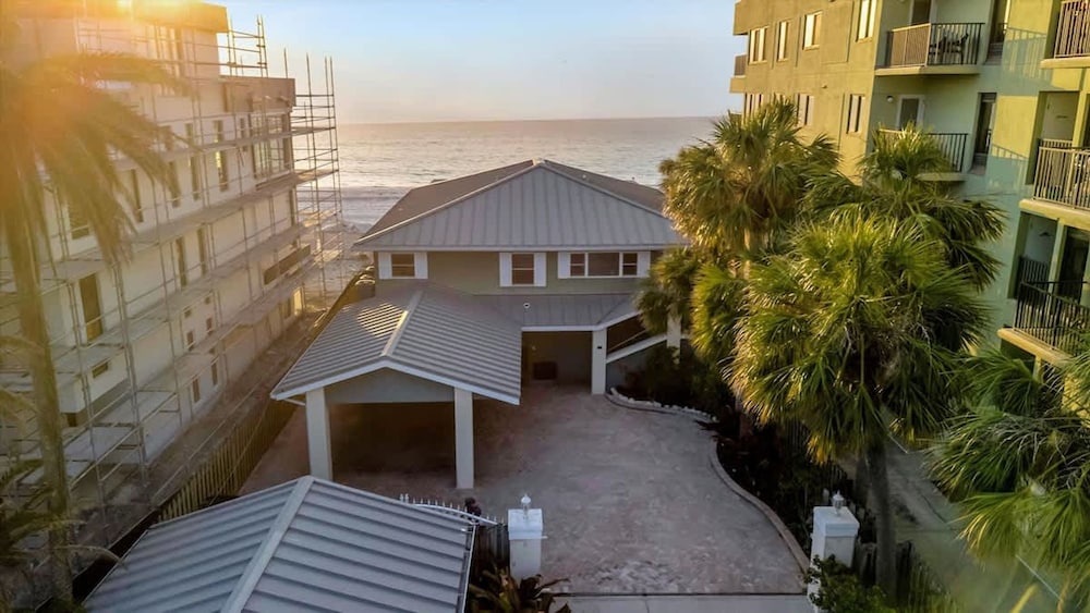 Stones Throw Beachfront Premier Suite 4 Views
