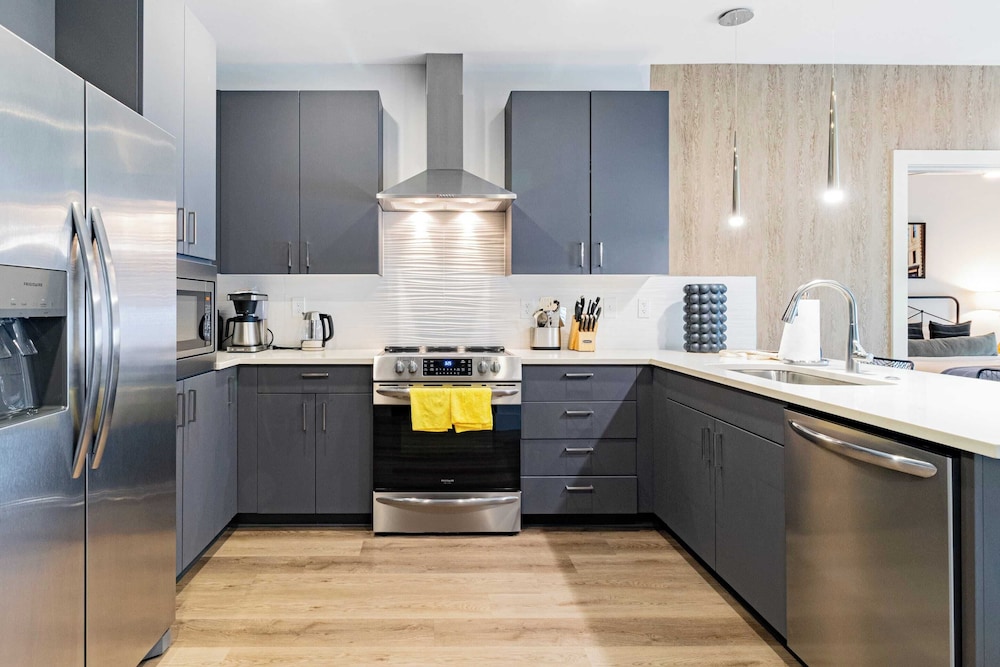 Sleeps 24 4 Modern Midtown Apartments w/ Gym + Pool Walkable to Shops & Eats