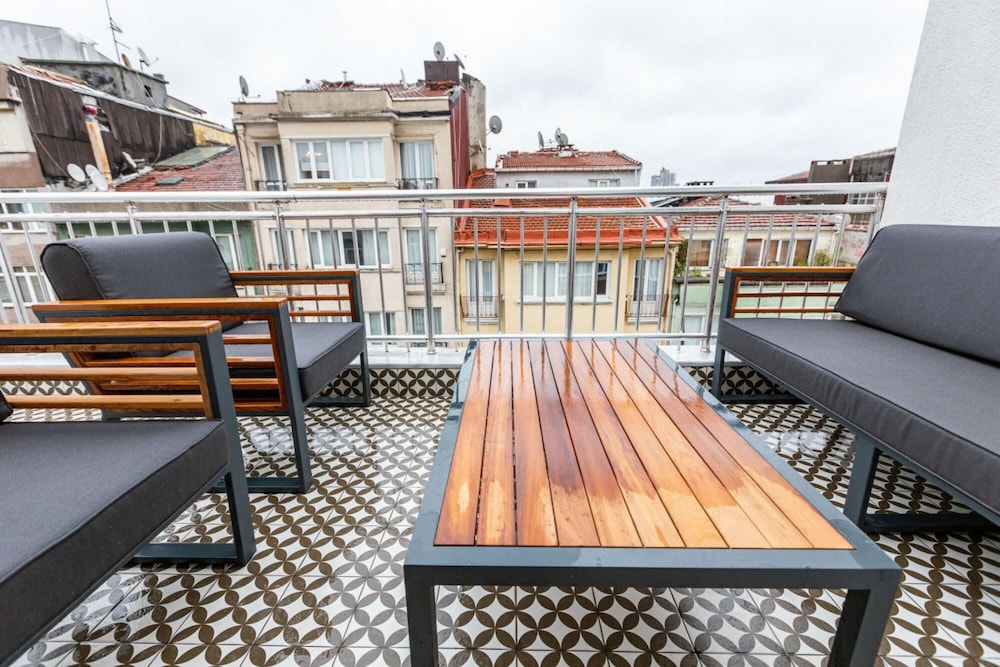 Central Flat With Lovely Terrace in Ferikoy Sisli